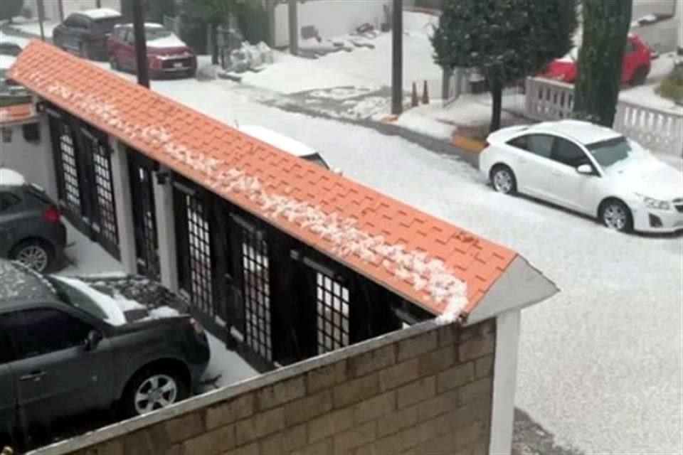 En Las Arboledas y Lomas de Bellavista, el granizo tapizó calles, toldos y los techos de las casas.