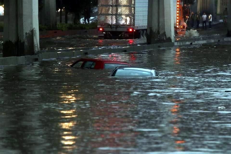La lluvia con granizo de esta tarde en Atizapán de Zaragoza ha dejado inundaciones en diferentes zonas del Municipio.