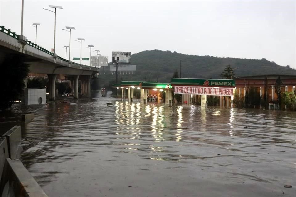 Así luce una gasolinería en la México-Quéretaro a la altura de La Quebrada.