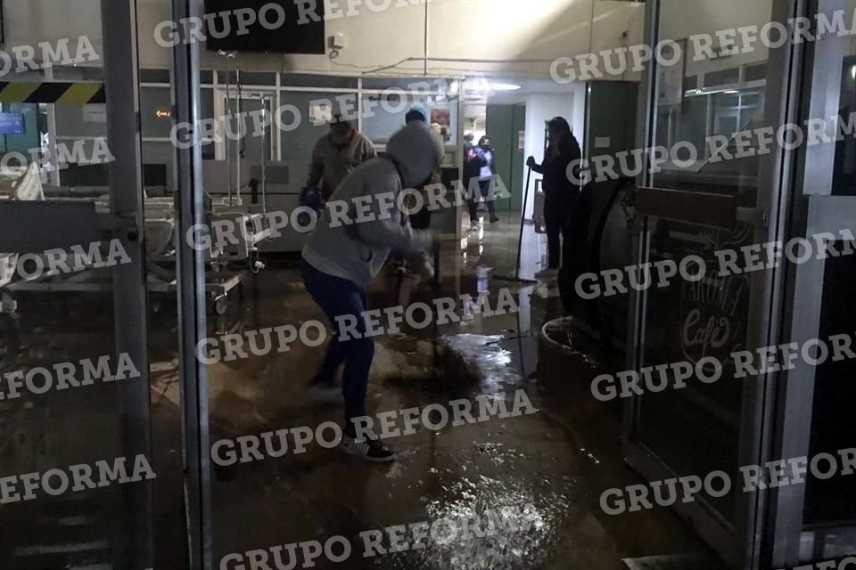 El Hospital Dr. Salvador González Herrejón quedó inundado bajo poco más de un metro de agua y con riesgo de pérdida de la energía eléctrica.