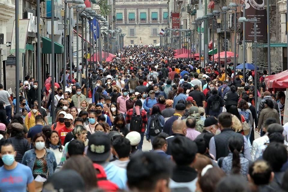Relajamiento de medidas y capacidad de contagio de variante Delta han alimentado tercera ola de Covid-19 en México, advirtieron expertos.