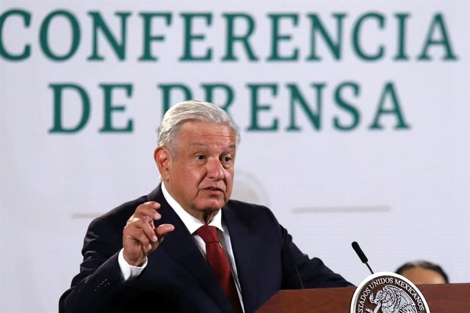 AMLO dijo que debe convencer a un legislador sobre la venta de refinería Deer Park y afirmó que la compra sigue firme.