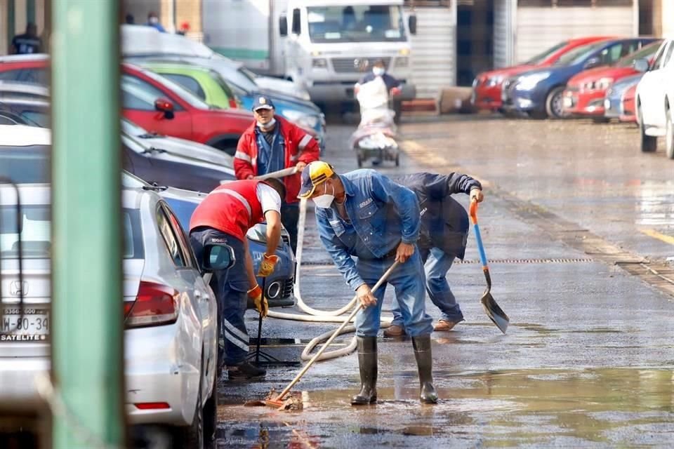 Autoridades encargadas del sistema de agua del Valle de México aseguraron que las alcantarillas de Atizapán se desbordaron por la cantidad de agua de lluvia que entró y 431 casas resultaron afectadas.
