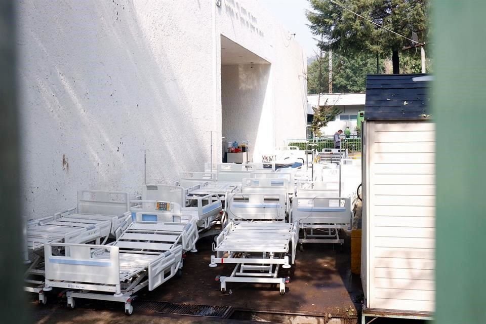 Decenas de camas fueron sacadas del Hospital General de Atizapán mientras empleados limpian el sitio que ayer se inundó durante la intensa tormenta al poniente del Valle de México.