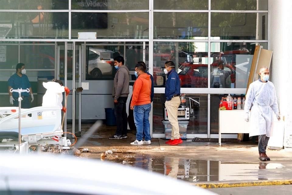 En total, 67 pacientes tuvieron que ser trasladados en ambulancias. Otros fueron llevados a la planta alta del inmueble.