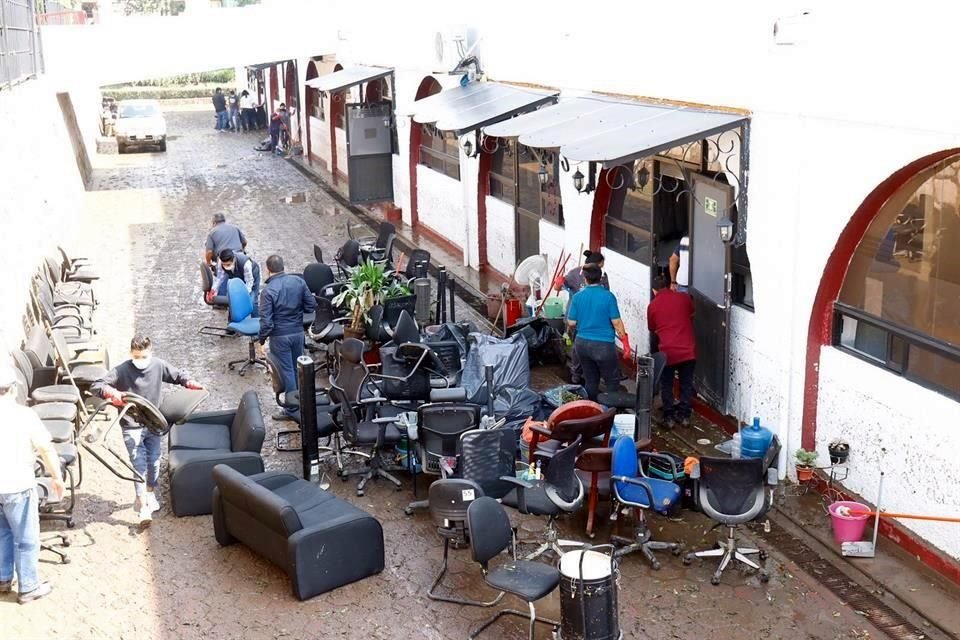Otro de los sitios afectados por las inundaciones de ayer es el Palacio municipal de Atizapán.