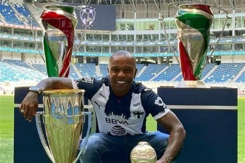 Dorlan compartió una foto junto a los trofeos ganados como rayado.