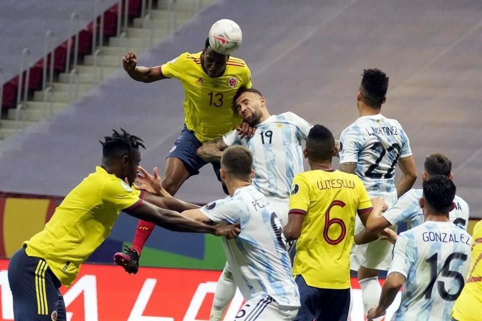 Yerry Mina le ganó a su marcador y de esta manera remató para mandar el balón al larguero.