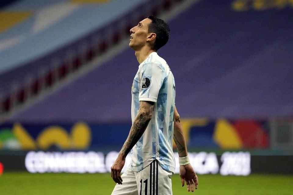 Ángel Di María no podía creer la falla de Lautaro.