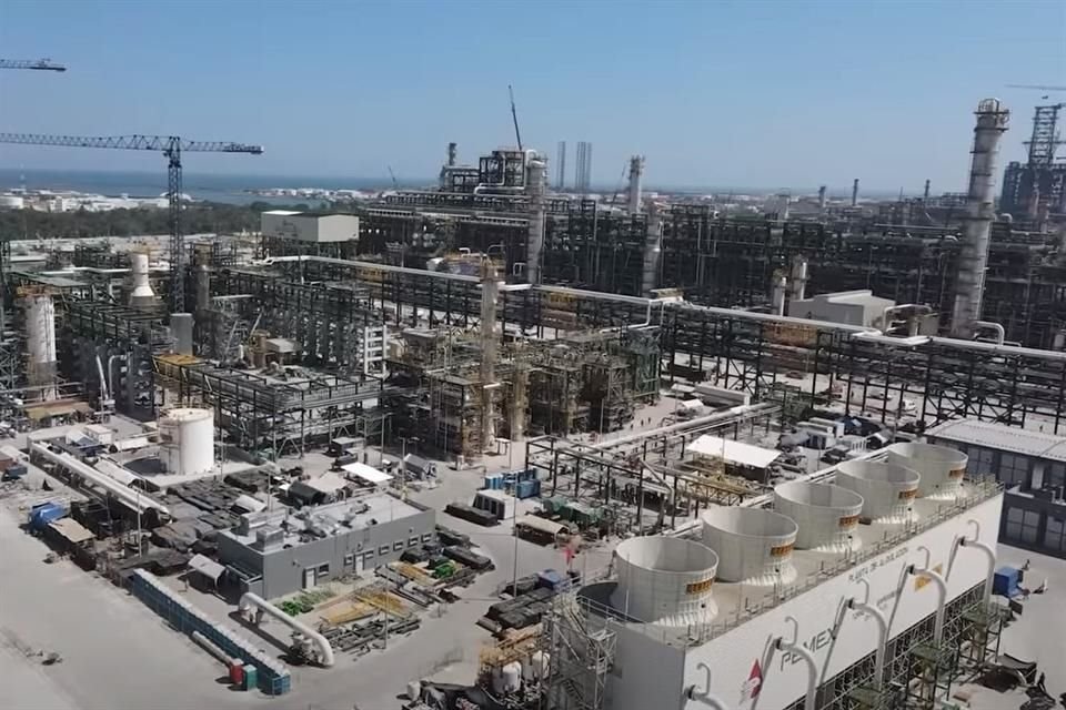 Pemex espera seguir refinando más crudo en su nueva refinería de Dos Bocas.