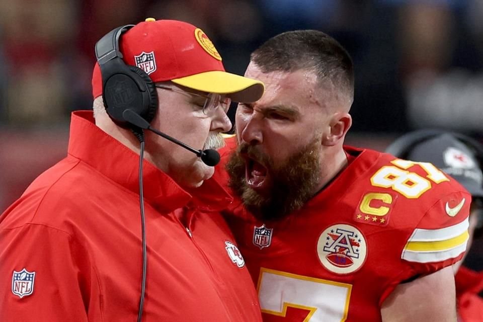 Travis Kelce soltó su ira con reclamos y hasta un empujón sobre el coach Andy Reid.