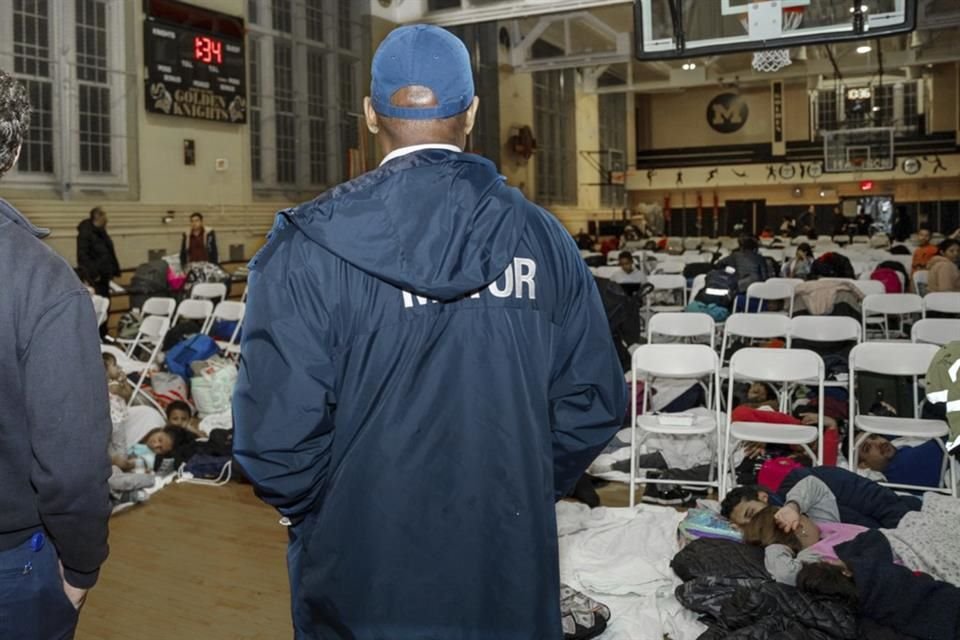 El Alcalde Eric Adams visita un refugio para solicitantes de asilo en Brooklyn, Nueva York, el 9 de enero del 2024.