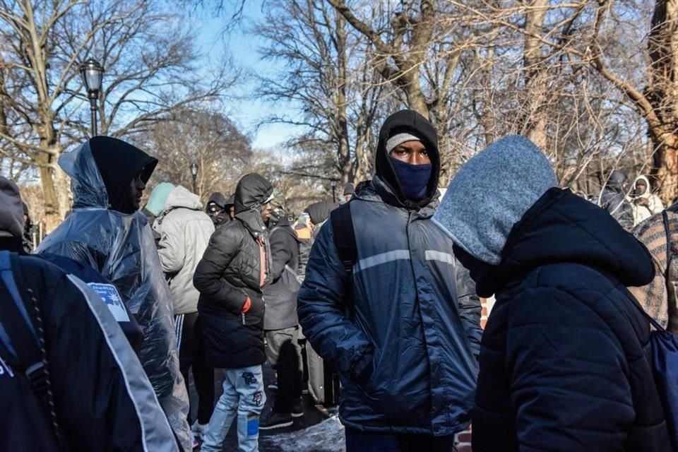 Migrantes esperan para recibir comida y donaciones de ropa en la ciudad de Nueva York, el 20 de enero del 2024.