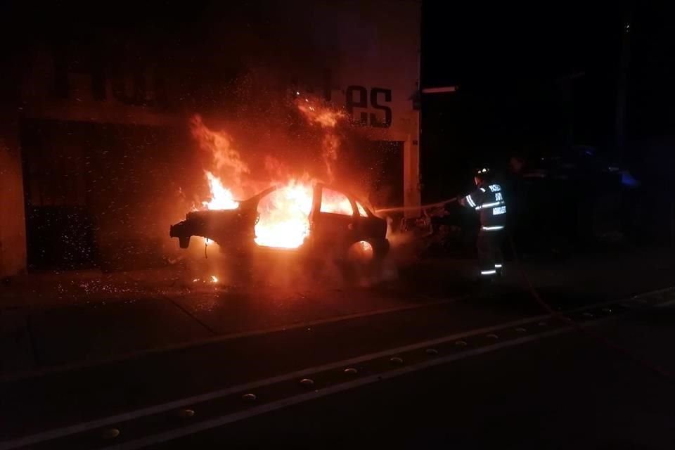 Al menos 12 vehículos resultaron afectados por los incendios provocados anoche en Aguascalientes.