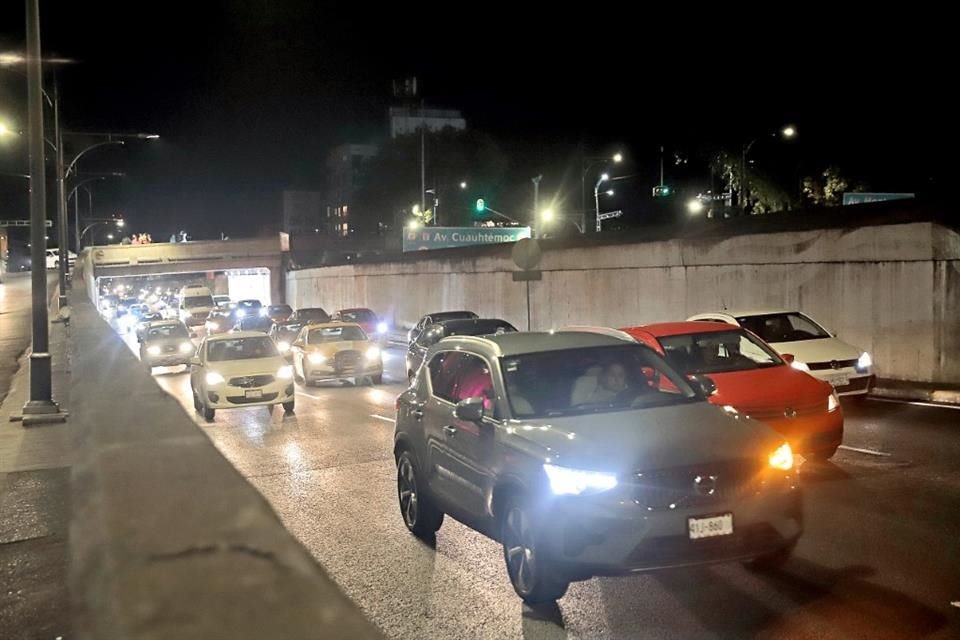 El Viaducto Miguel Alemán, una de las vías rápidas de CDMX, se ha convertido en una ruta de asaltos debido a filas kilométricas de tráfico.