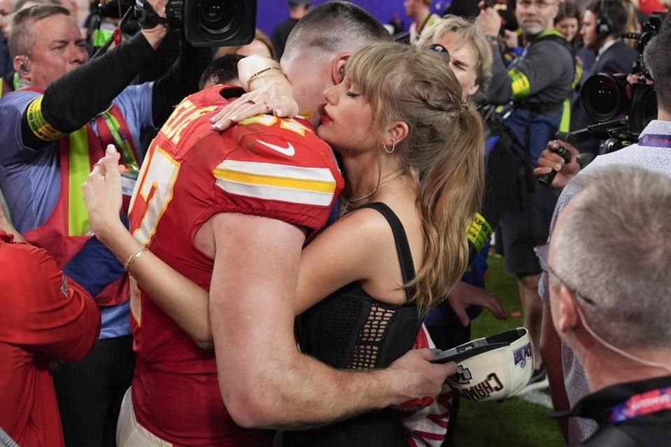 Taylor Swift abraza al ala cerrada de los Kansas City Chiefs, Travis Kelce, después del partido.