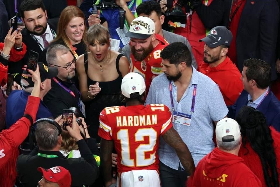 Mecole Hardman Jr. de los Kansas City Chiefs celebra con Travis Kelce y Taylor Swift