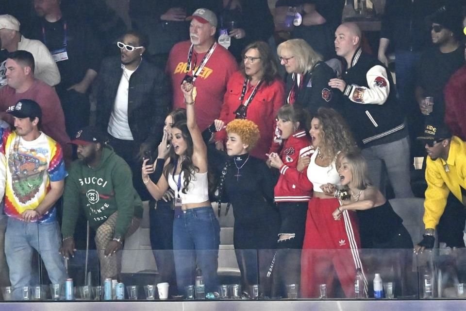 Blake Lively, Taylor Swift y Ice Spice reaccionan al ver el triunfo de Kansas City Chiefs.
