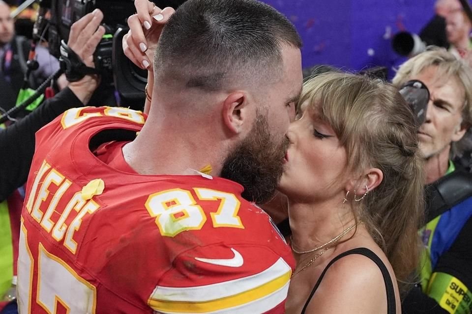 Taylor Swift festejó en la cancha del Allegiant Stadium el triunfo de Kansas City Chiefs, equipo donde juega su novio Travis Kelce.