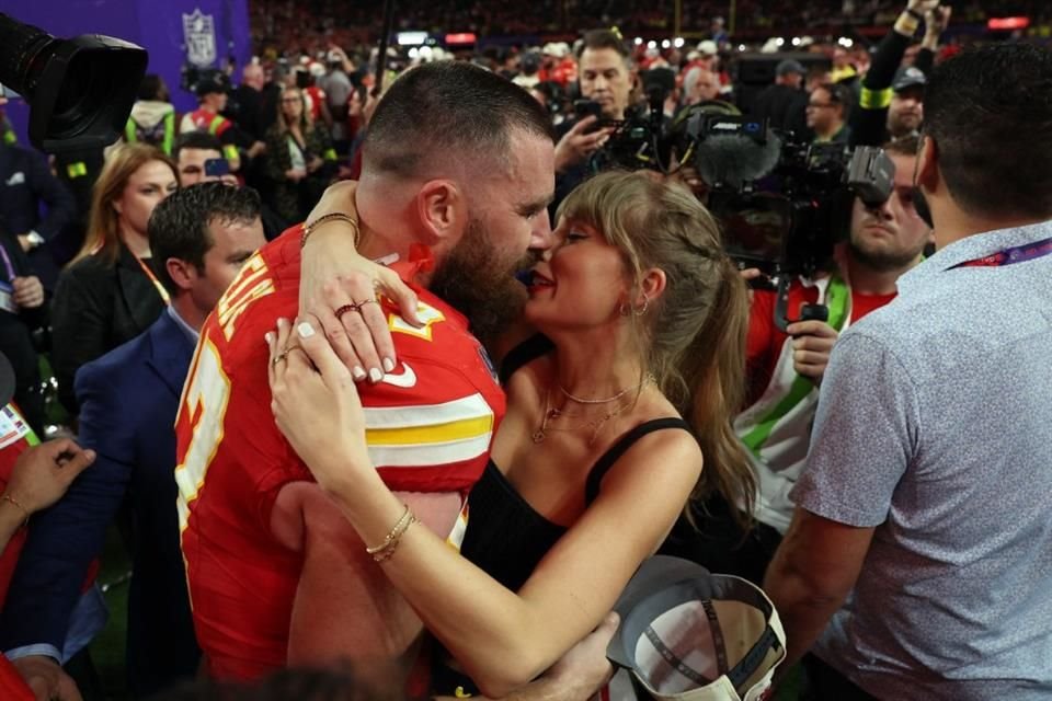 Taylor Swift llegó a tiempo a Las Vegas para ver y celebrar con su novio Travis Kelce y de paso, robarse el show.