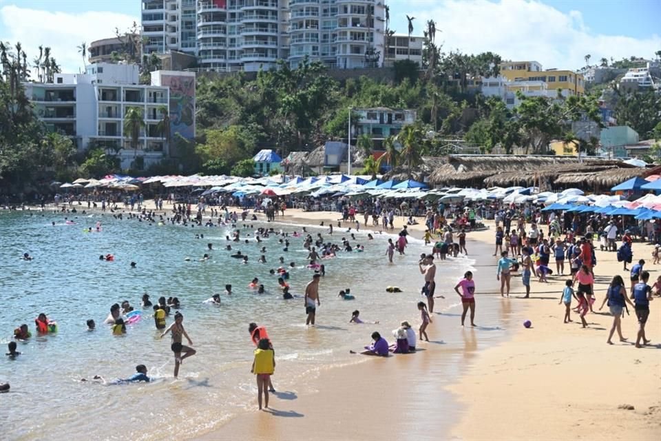 Acapulco recibirá las vacaciones de Semana Santa con menos de la mitad de cuartos que tenía antes del paso de 'Otis', dijeron autoridades.