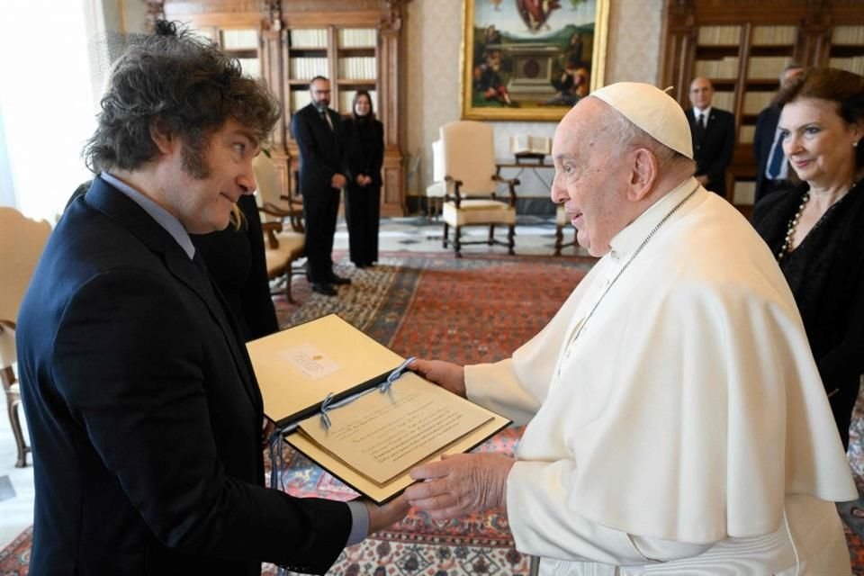 El Papa Francisco durante una audiencia privada con el Presidente Argentino, Javier Milei, en el Vaticano.