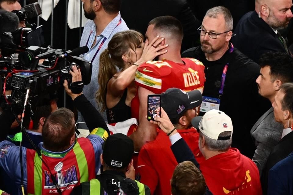 La pareja no escatimó en cariños durante las celebraciones por el triunfo de los Chiefs de Kansas.