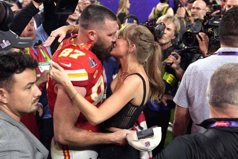 Entre bebidas, bailes y coros, Taylor Swift y Travis Kelce celebraron el triunfo de los Jefes de Kansas en una fiesta post Super Bowl.