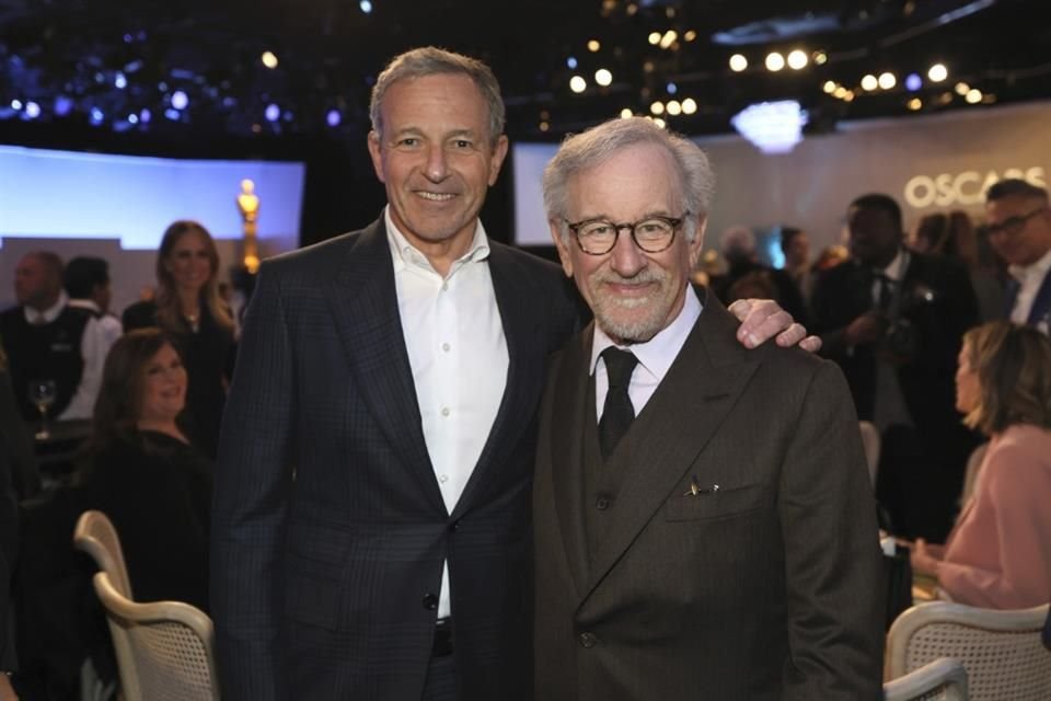 Bob Iger y el cineasta Steven Spielberg estuvieron juntos durante el evento.