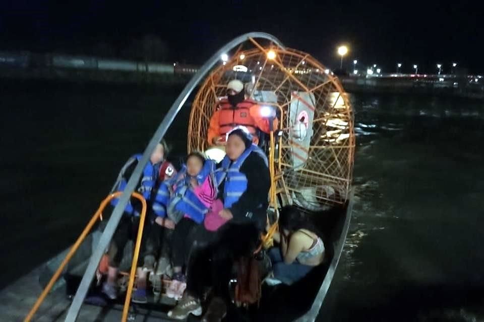 Tres mujeres y tres niñas originarias de Honduras fueron rescatadas por elementos del Instituto Nacional de Migración, en el Río Bravo, en Piedras Negras.