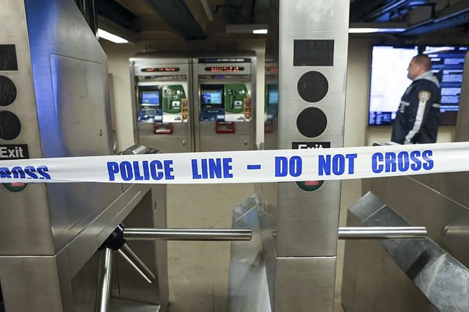 La policía investiga un tiroteo en la estación Mount Eden en la ciudad de Nueva York, el 12 de febrero del 2024.