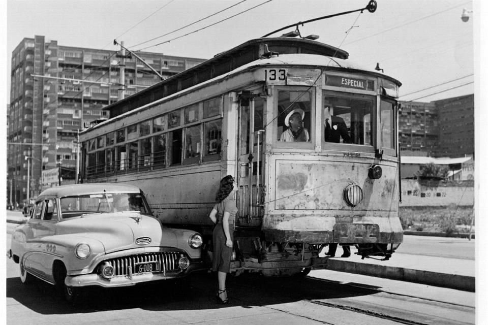 'La ilusión viaja en tranvía (1954)', protagonizada por Lilia Prado; una comedia sobre la gente común de la Ciudad.