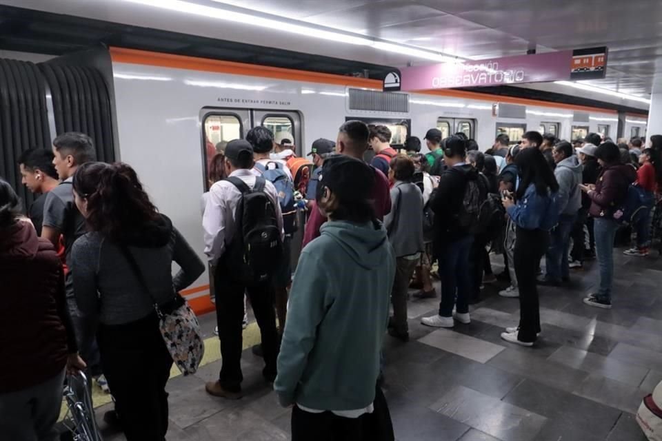 Usuarios en la Línea 1 lamentaron los retrasos en el paso de trenes, pues afecta sus tiempos de traslado.