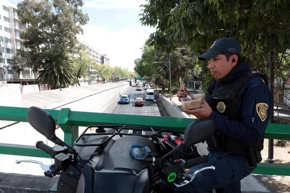 EN ESPERA. Al cruce con Isabel La Católica, uno de los tres policías que se mantiene vigilando Viaducto tras el asalto de hace una semana.