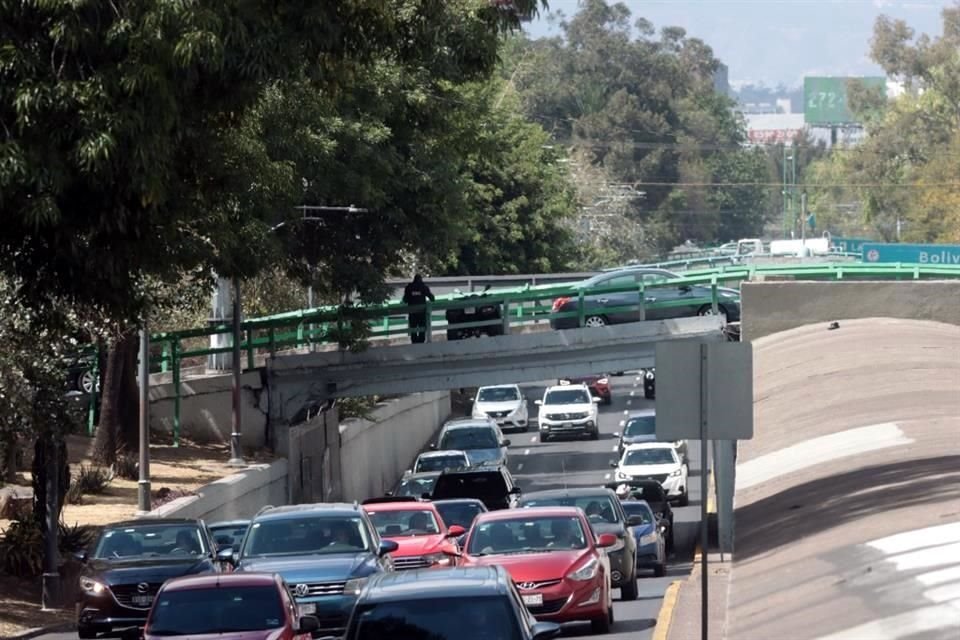 El tráfico en la zona fue aprovechado por asaltantes que, además, utilizaron vehículos como muro para inmovilizar a su víctima.