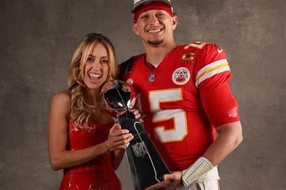 En 2022 aceptó casarse con Patrick Mahomes.