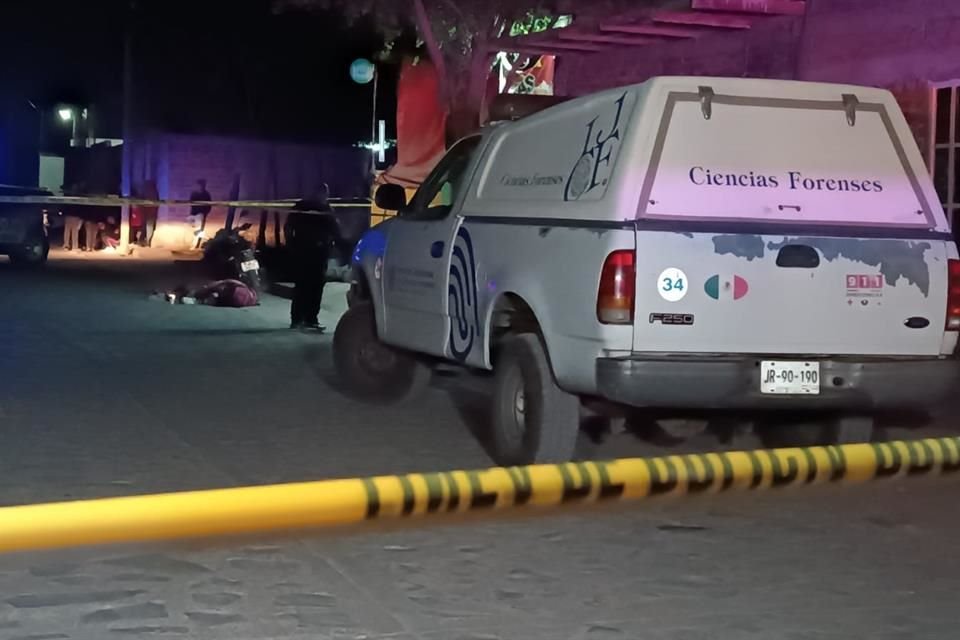 Dos hombres en motocicleta asesinaron a una mujer, en calles de la Colonia La Severiana, en Tonalá.