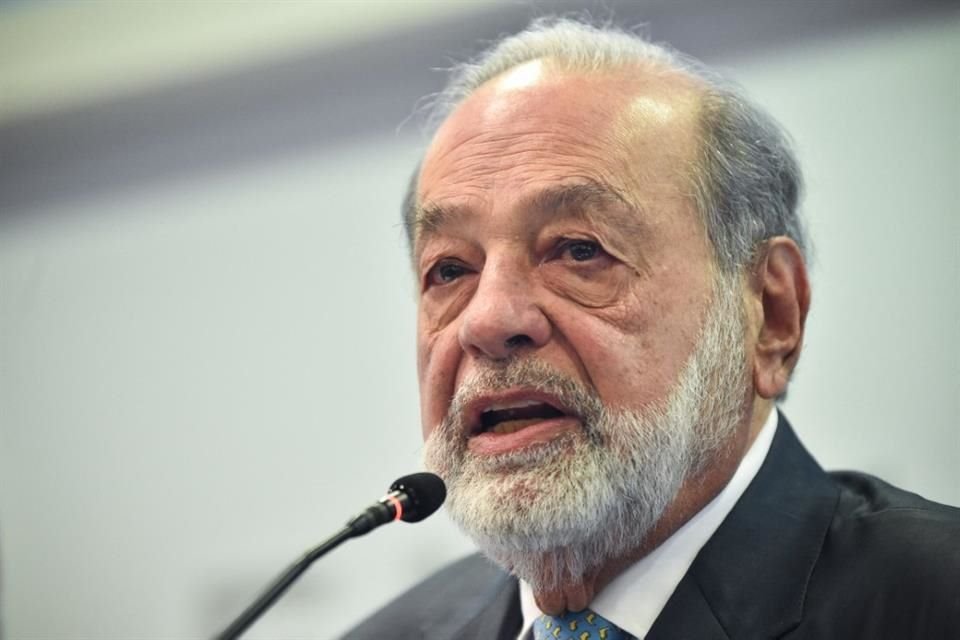 Carlos Slim, de 84 años, ocupa el puesto número 13 con una fortuna de 106 mil millones de dólares. 