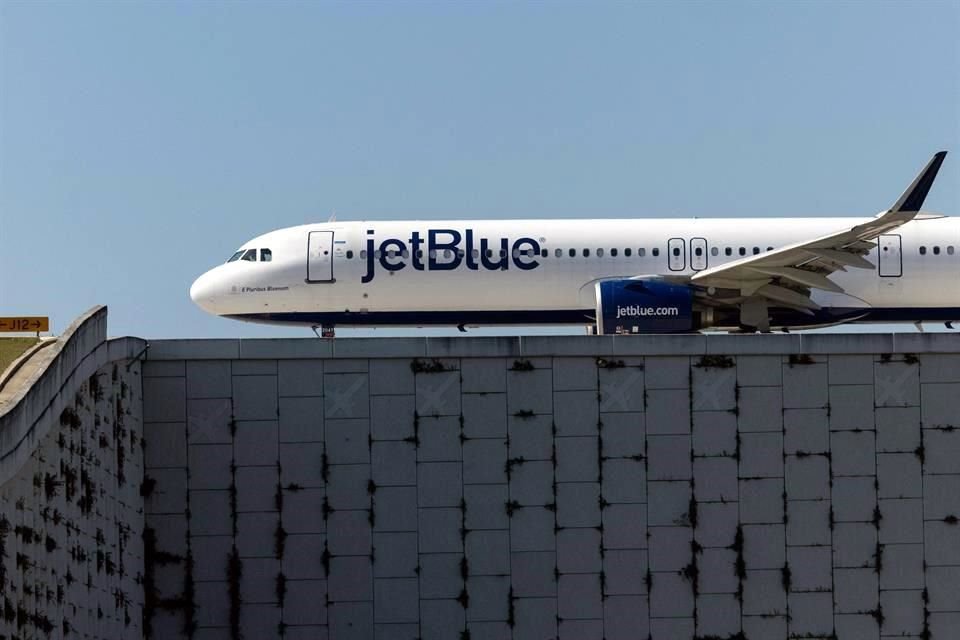 La participación de JetBlue coloca a Carl Icahn detrás de BlackRock y Vanguard Group entre los principales inversionistas de la aerolínea.