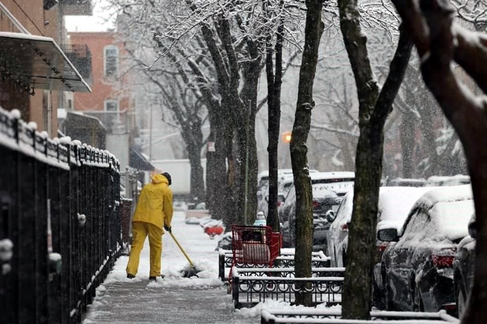 En Nueva York, la ciudad más poblada del país, la lluvia se convirtió en nieve a primeras horas de la mañana.