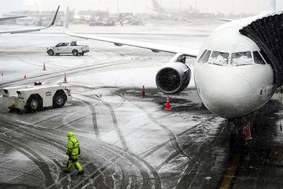 Una tormenta de nieve canceló cientos de vuelos en Estados Unidos.