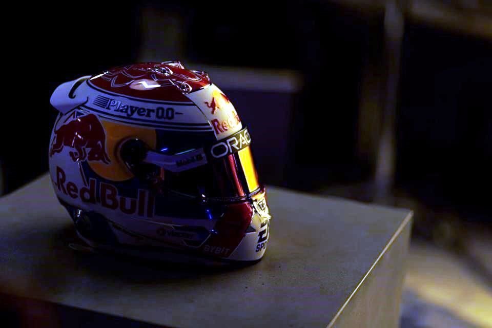 El casco tiene detalles de sus inicios como piloto.