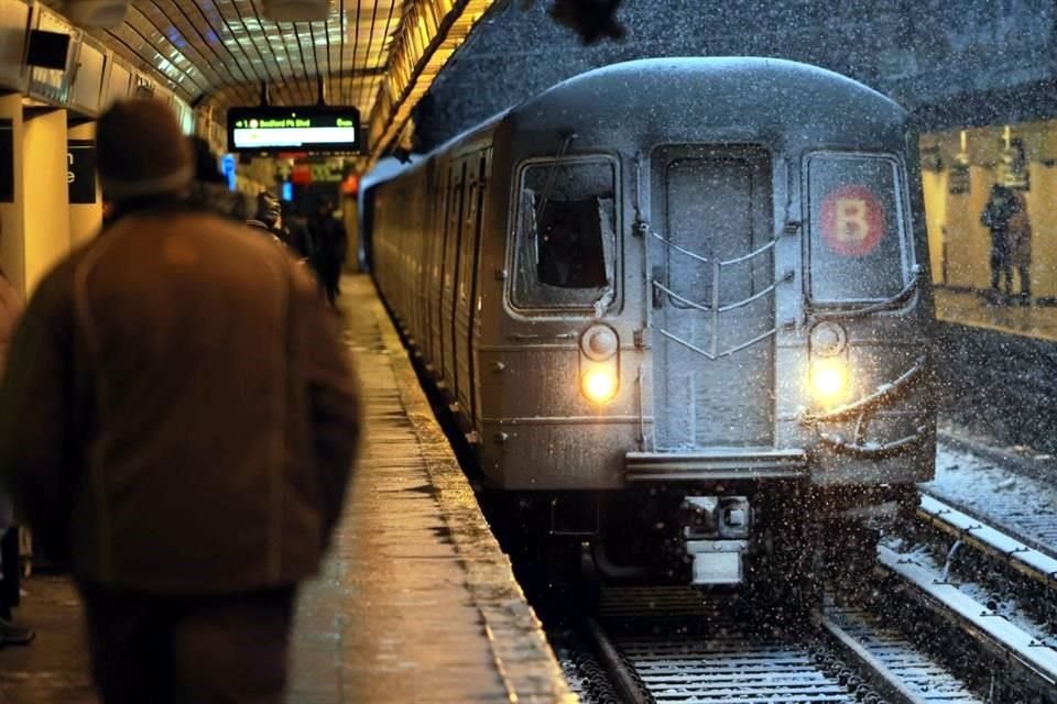 El Cónsul de México en NY confirmó que la víctima letal de un tiroteo en la estación de metro del Bronx era de nacionalidad mexicana.