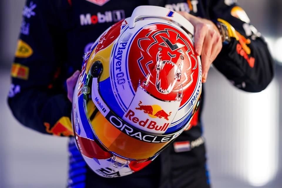 El casco tiene su tradicional león y las tres estrellas por sus títulos de F1.