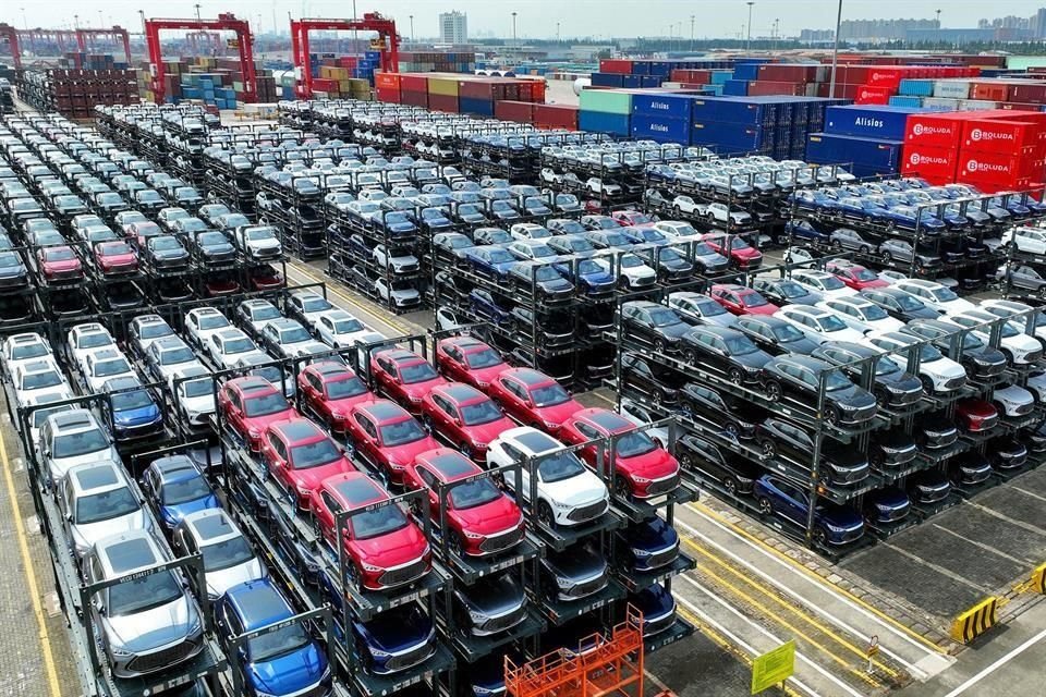 Autos eléctricos BYD que esperan ser cargados en un barco en la terminal internacional de contenedores del puerto de Taicang en el puerto de Suzhou, en la provincia de Jiangsu, al este de China.