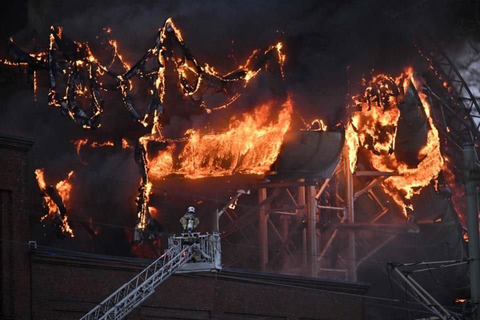 Un bombero combate las llamas de una estructura en un parque de atracciones en Suecia, el 12 de febrero del 2024.