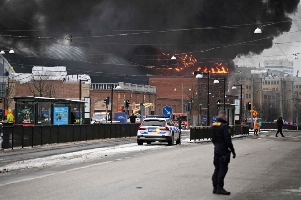 Humo y llamas se alzan de un edificio tras un incendio en un parque de diversiones de Suecia, el 12 de febrero.