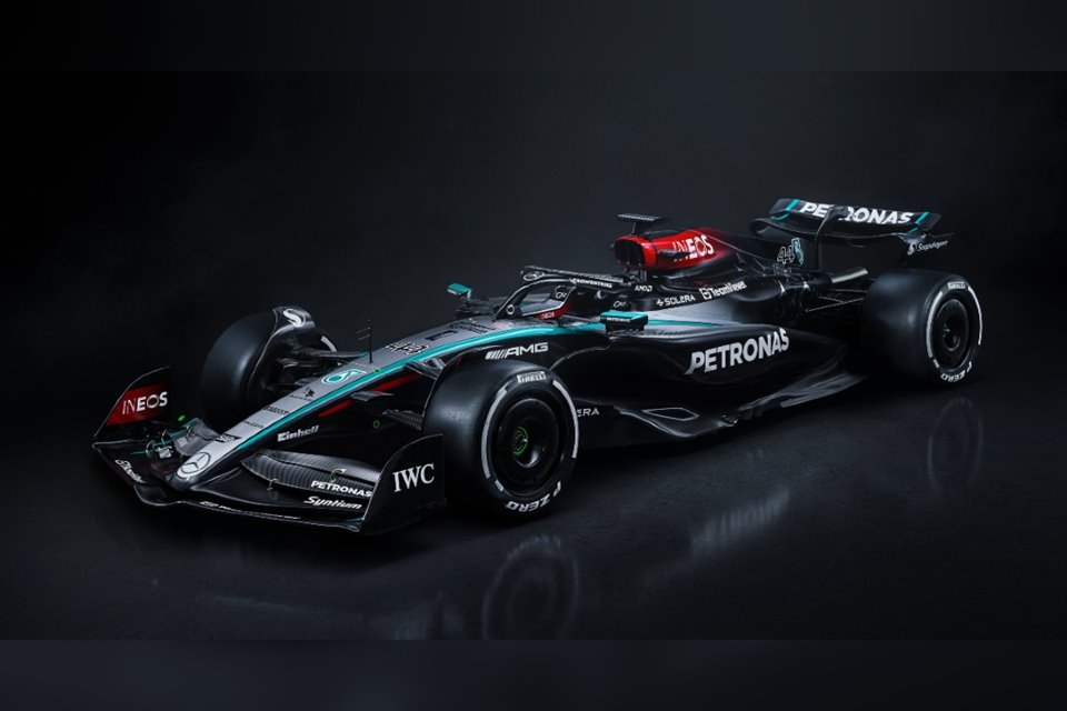 Mercedes unió el pasado y presente con su nuevo bólido, el W15, con el que piensa cerrar la era de Hamilton y comenzar liderazgo de Russell.