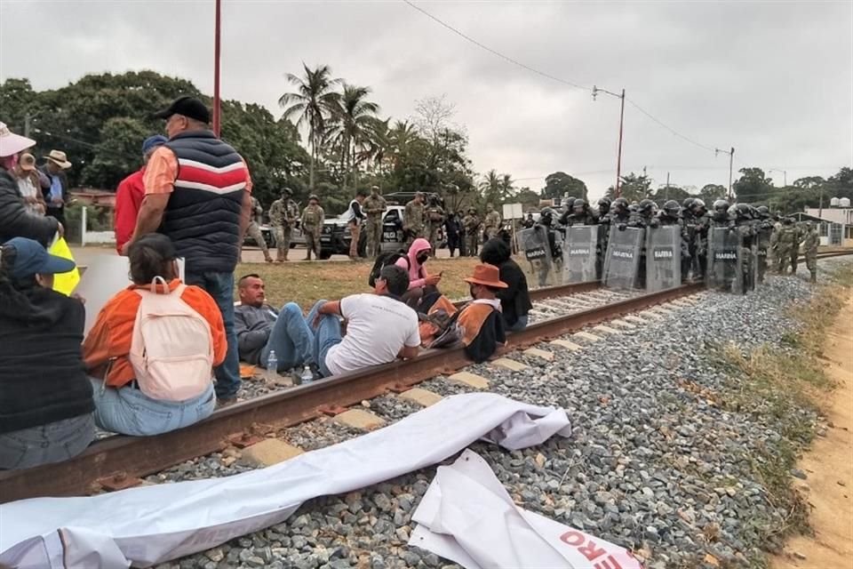 Ex ferrocarrileros bloquean vías del Tren Interoceánico.