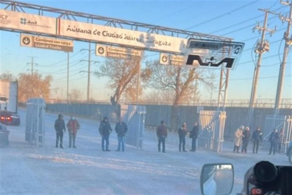 Un grupo de ferrocarrileros mantiene un bloqueo en el carril comercial del Puente Internacional Zaragoza-Ysleta, que conecta a Ciudad Juárez con El Paso, Texas.